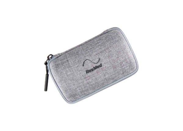 Vista frontal do estojo de viagem para o AirMini