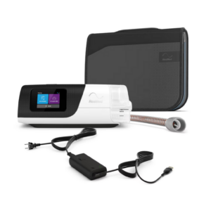 Vista frontal del dispositivo airsense 11 con los accesorios: maletín, tubo