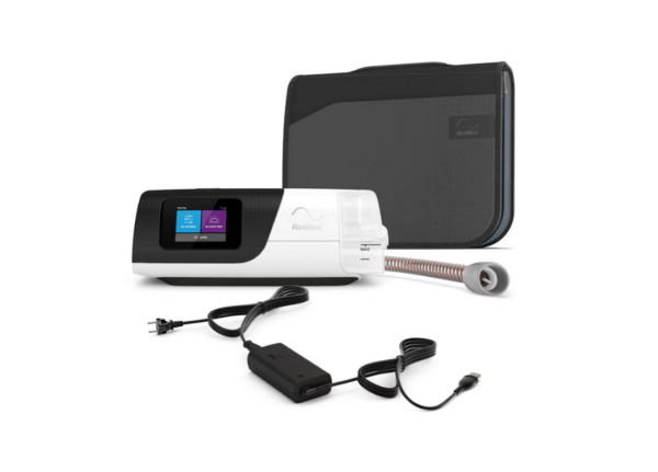 Vista frontal del dispositivo airsense 11 con los accesorios: maletín, tubo