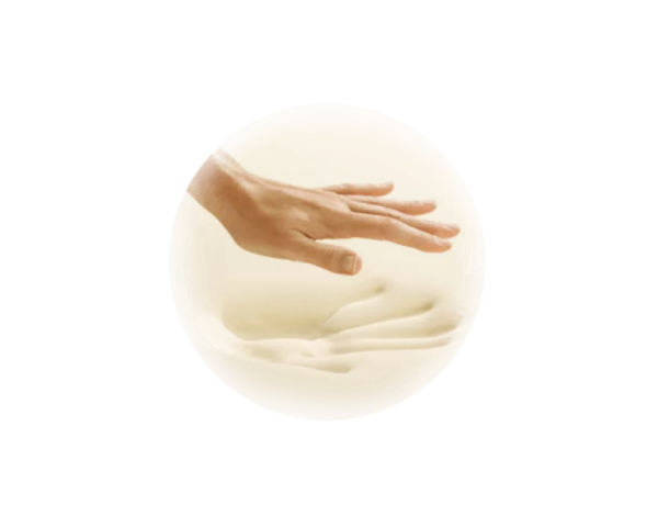 Claro, la traducción al portugués de Portugal sería:**"Mão a pressionar a almofada Posiform, mostrando a sua suavidade e capacidade de se adaptar à forma da mão."**Si quieres, puedo darte también un par de variantes alternativas en portugués para que elijas la que mejor encaje.