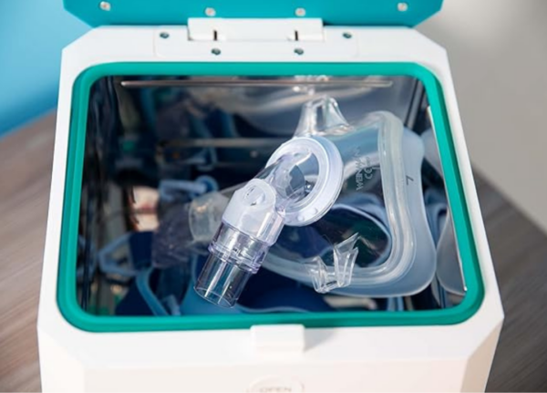 Vista interior do CPAP cleaner com uma máscara dentro