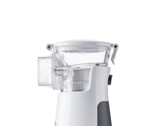 Imagem em primeiro plano do copo medicinal incorporado no nebulizador mesh