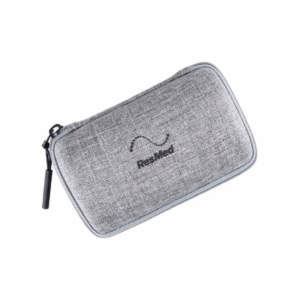 Primer plano del estuche de viaje para airmini de resmed